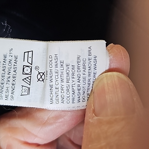 Old Navy women's black sports bra. Size XXL. No pads, stretch. - Picture 6 of 8